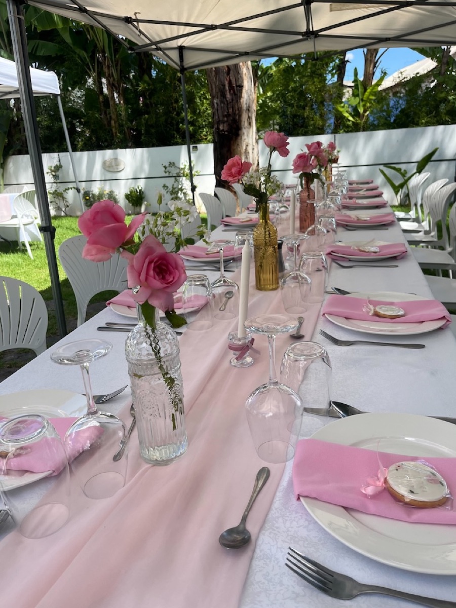 Lot de trois vases décoratifs en verre